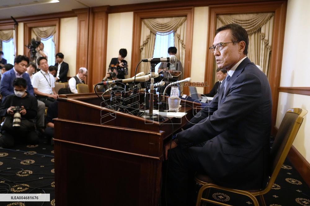 Niinami to step back from duty as business body chief