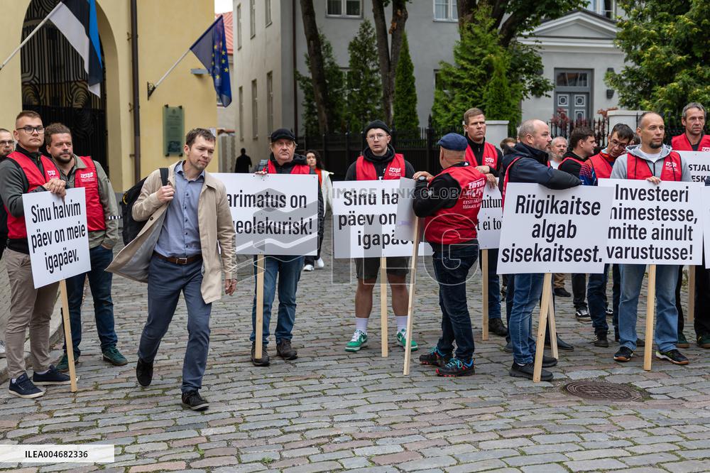 Teachers and emergency services unions protest