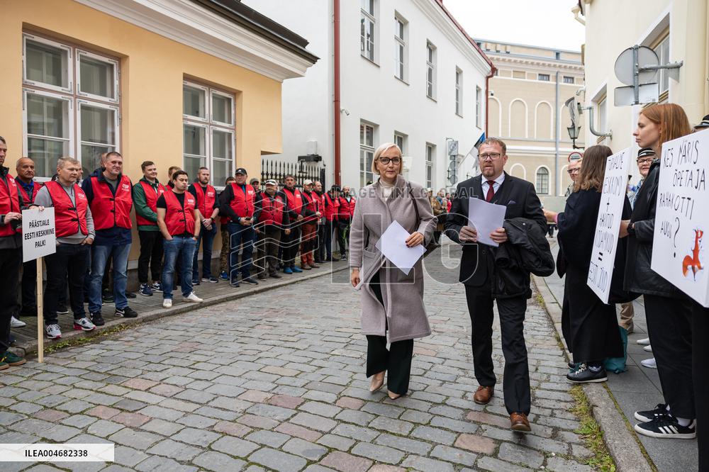 Teachers and emergency services unions protest