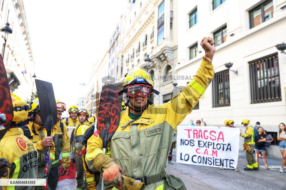 Forestry Brigades Protest Outside Finance Ministry, Demand Labor Agreement Talks