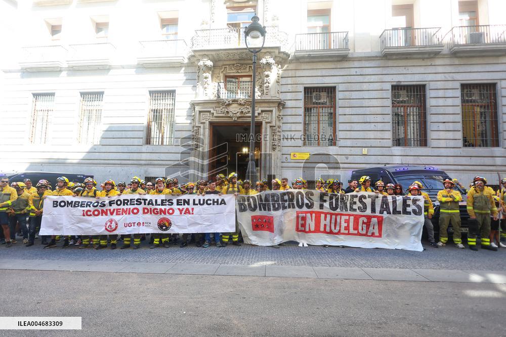 Forestry Brigades Protest Outside Finance Ministry, Demand Labor Agreement Talks