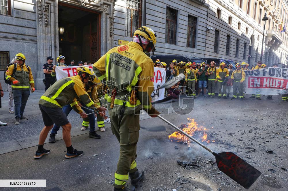 Forestry Brigades Protest Outside Finance Ministry, Demand Labor Agreement Talks