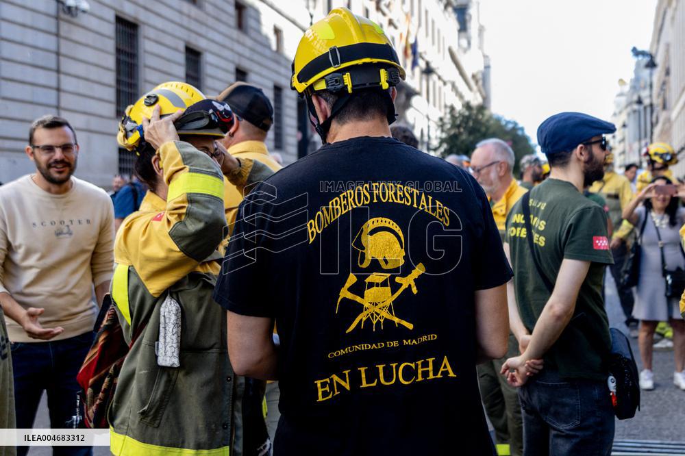 Forestry Brigades Protest Outside Finance Ministry, Demand Labor Agreement Talks