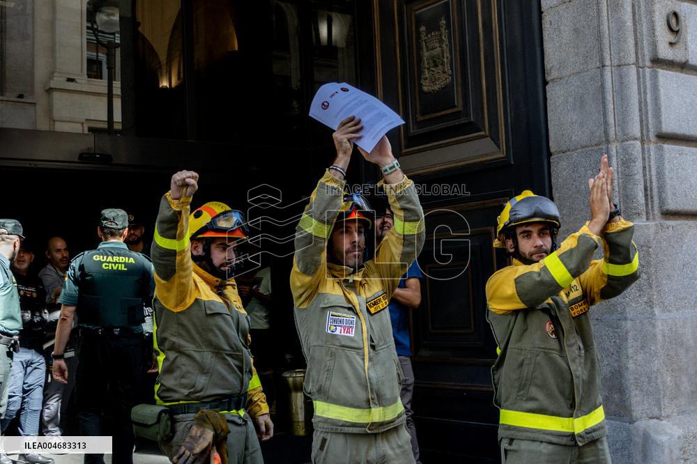 Forestry Brigades Protest Outside Finance Ministry, Demand Labor Agreement Talks