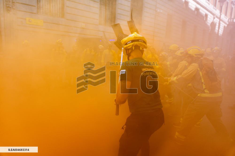 Forestry Brigades Protest Outside Finance Ministry, Demand Labor Agreement Talks