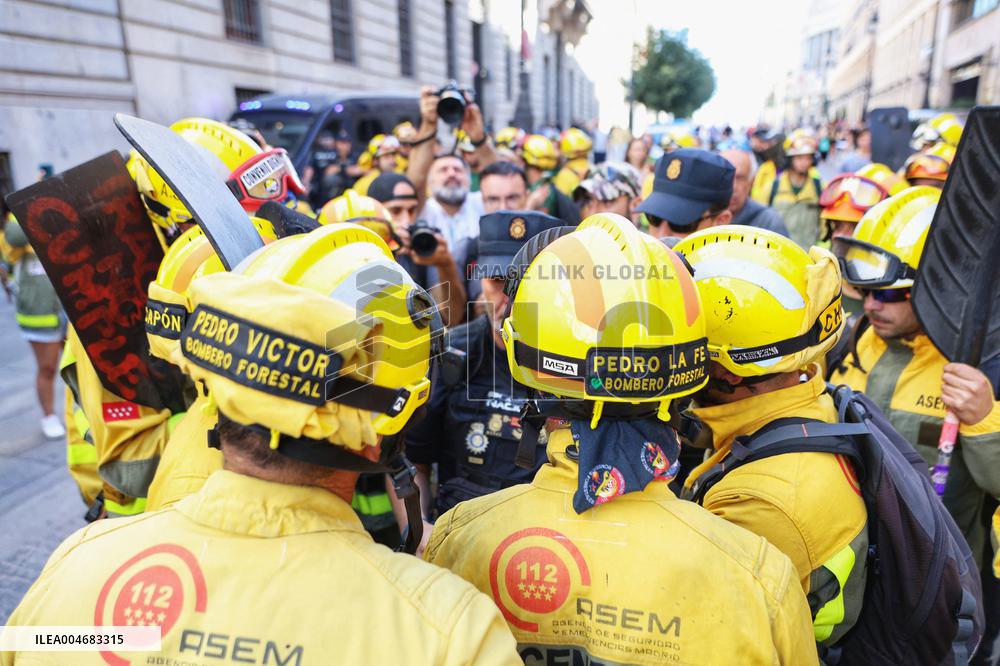 Forestry Brigades Protest Outside Finance Ministry, Demand Labor Agreement Talks