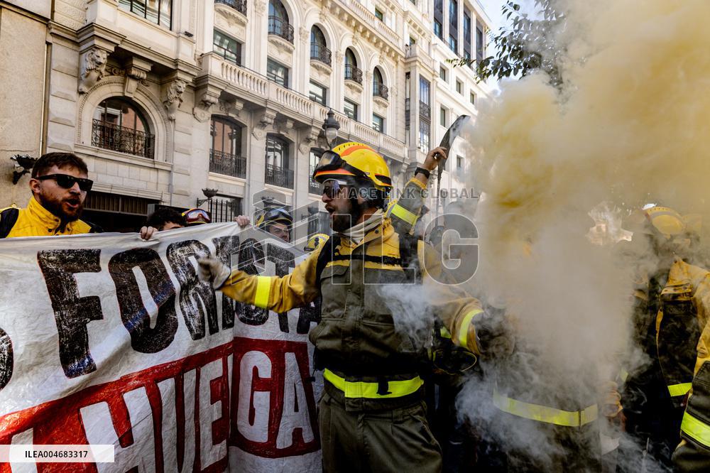 Forestry Brigades Protest Outside Finance Ministry, Demand Labor Agreement Talks