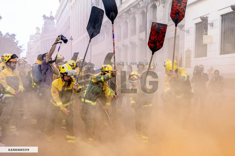 Forestry Brigades Protest Outside Finance Ministry, Demand Labor Agreement Talks