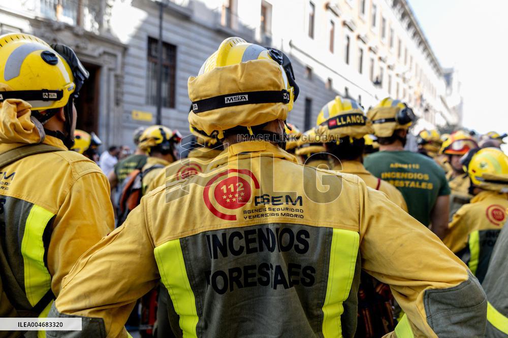 Forestry Brigades Protest Outside Finance Ministry, Demand Labor Agreement Talks