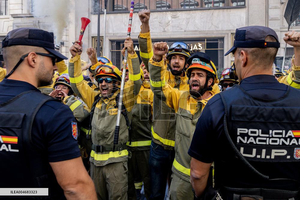 Forestry Brigades Protest Outside Finance Ministry, Demand Labor Agreement Talks