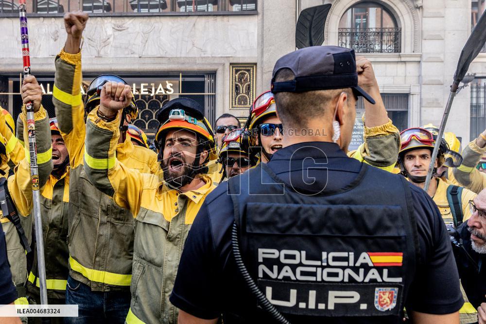 Forestry Brigades Protest Outside Finance Ministry, Demand Labor Agreement Talks