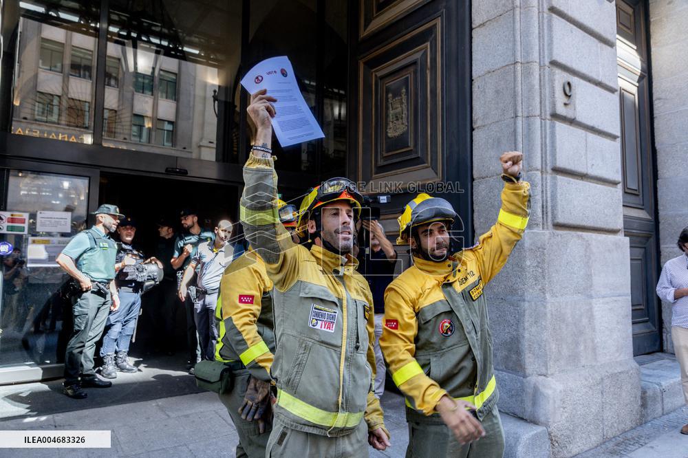 Forestry Brigades Protest Outside Finance Ministry, Demand Labor Agreement Talks