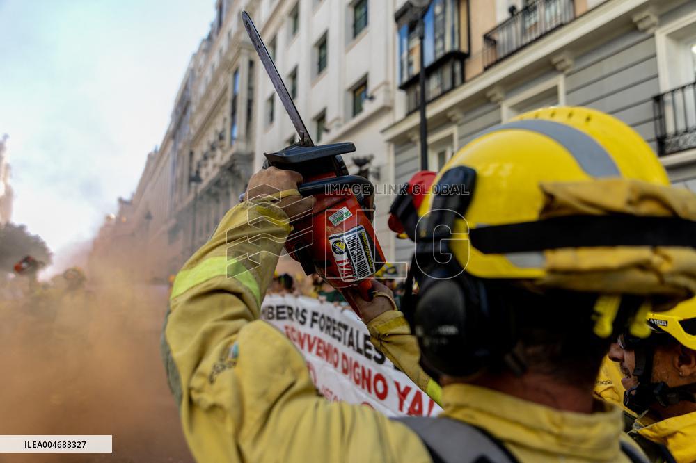 Forestry Brigades Protest Outside Finance Ministry, Demand Labor Agreement Talks