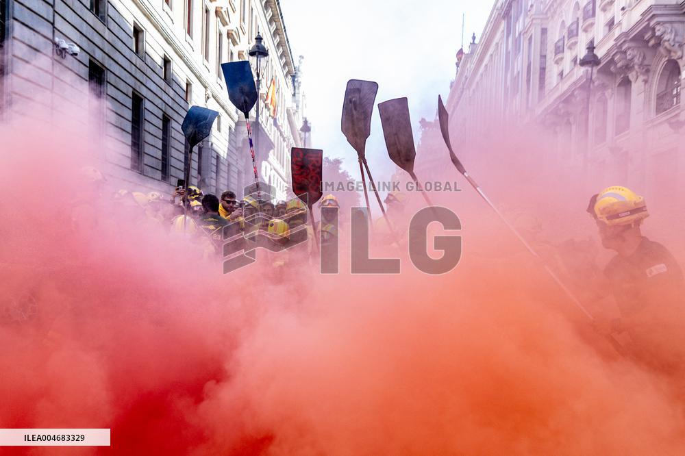 Forestry Brigades Protest Outside Finance Ministry, Demand Labor Agreement Talks