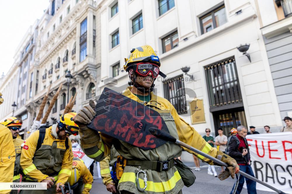 Forestry Brigades Protest Outside Finance Ministry, Demand Labor Agreement Talks