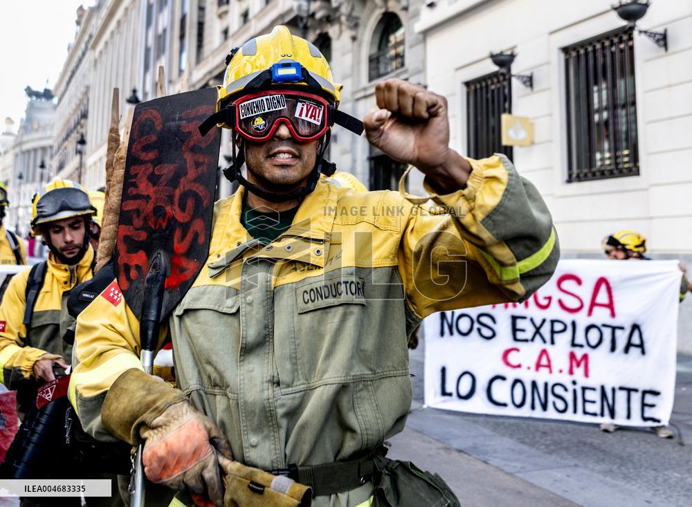 Forestry Brigades Protest Outside Finance Ministry, Demand Labor Agreement Talks