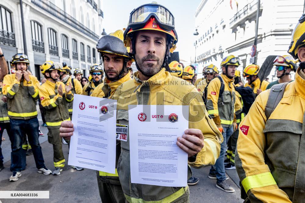 Forestry Brigades Protest Outside Finance Ministry, Demand Labor Agreement Talks