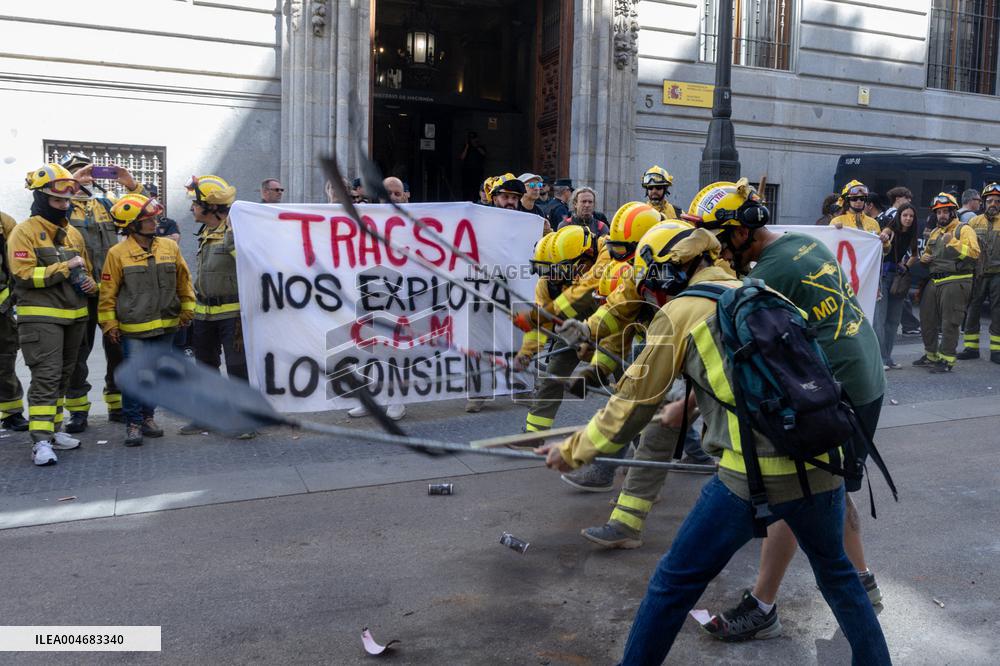 Forestry Brigades Protest Outside Finance Ministry, Demand Labor Agreement Talks