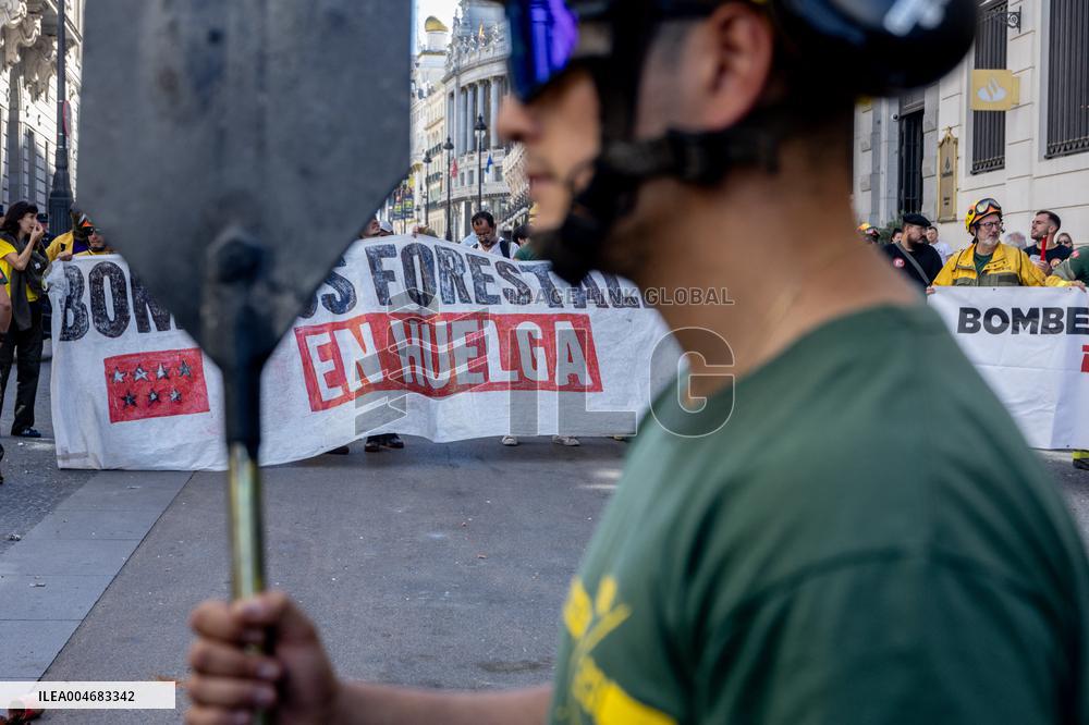 Forestry Brigades Protest Outside Finance Ministry, Demand Labor Agreement Talks