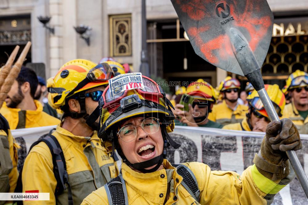Forestry Brigades Protest Outside Finance Ministry, Demand Labor Agreement Talks