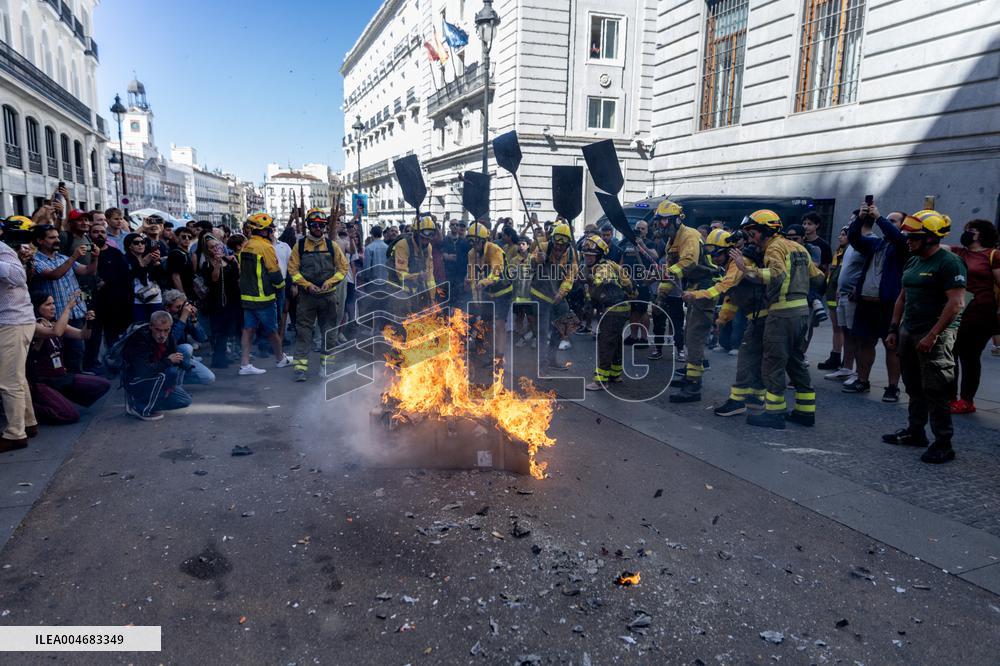 Forestry Brigades Protest Outside Finance Ministry, Demand Labor Agreement Talks