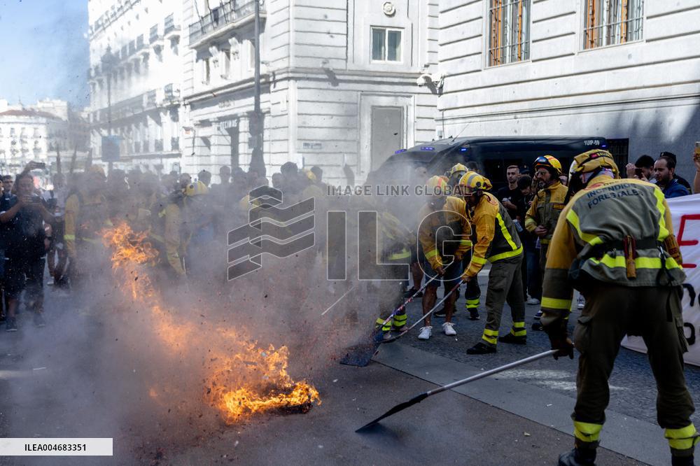 Forestry Brigades Protest Outside Finance Ministry, Demand Labor Agreement Talks