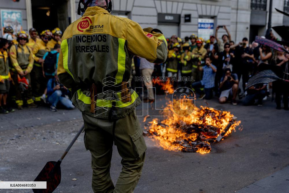 Forestry Brigades Protest Outside Finance Ministry, Demand Labor Agreement Talks