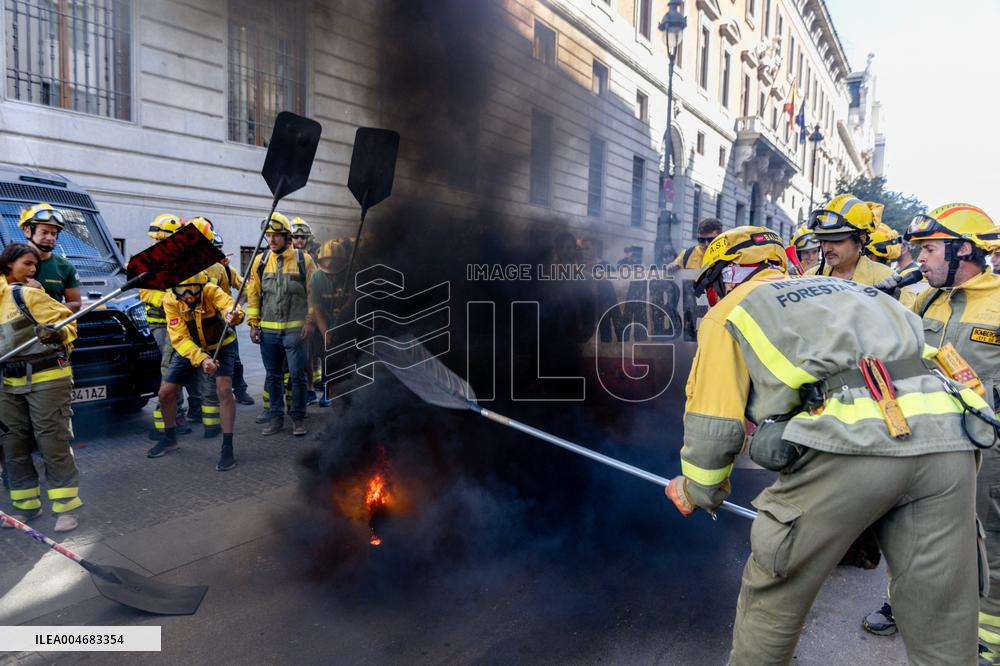 Forestry Brigades Protest Outside Finance Ministry, Demand Labor Agreement Talks