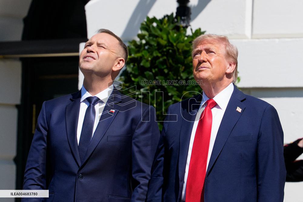 Trump greets President Karol Nawrocki of Poland on the South Portico of the White House