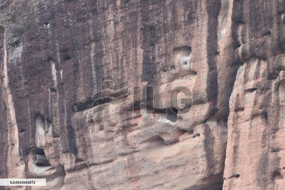 Millennium Hanging Coffin Hidden in Longhu Cave in Yingtan