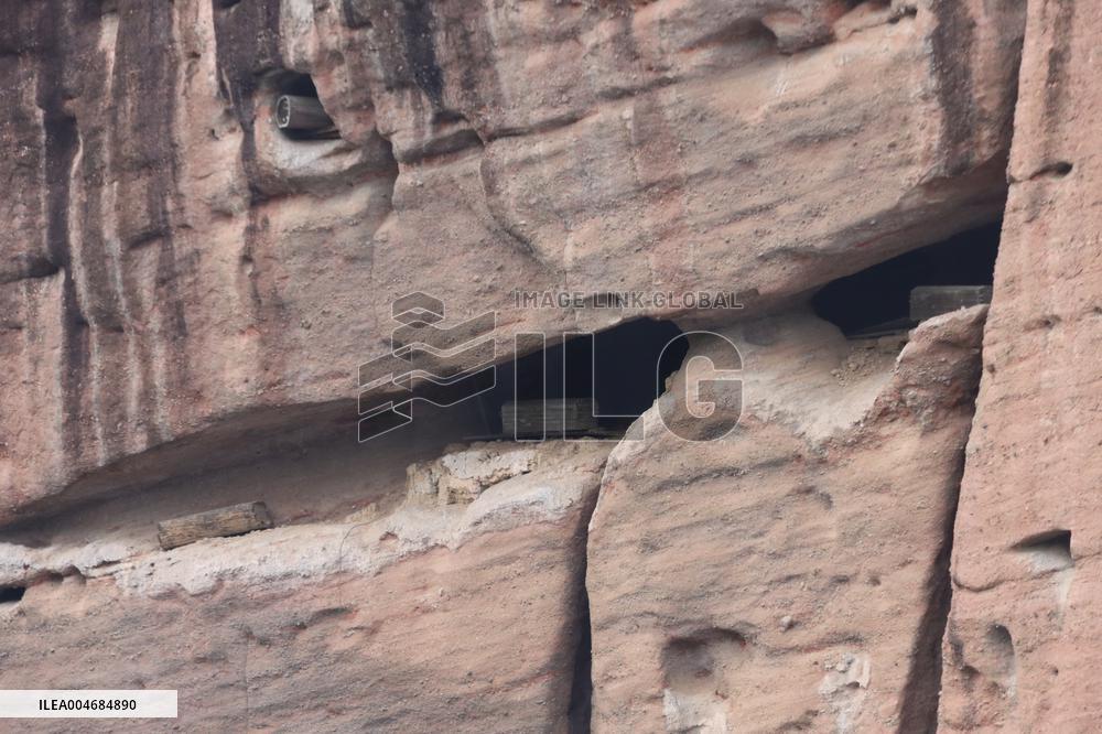 Millennium Hanging Coffin Hidden in Longhu Cave in Yingtan