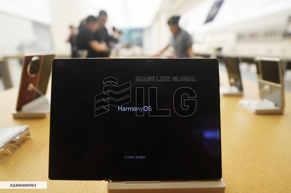 Huawei Mate XTs Triple Folding Smartphone