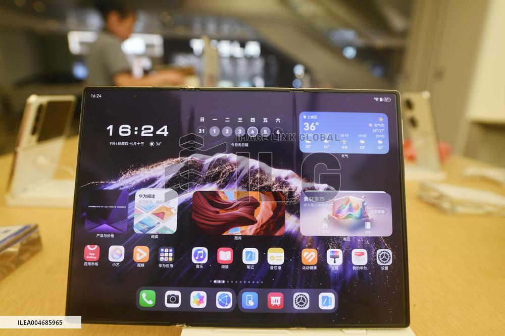 Huawei Mate XTs Triple Folding Smartphone