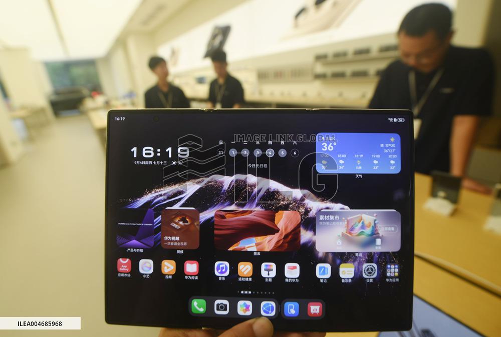 Huawei Mate XTs Triple Folding Smartphone