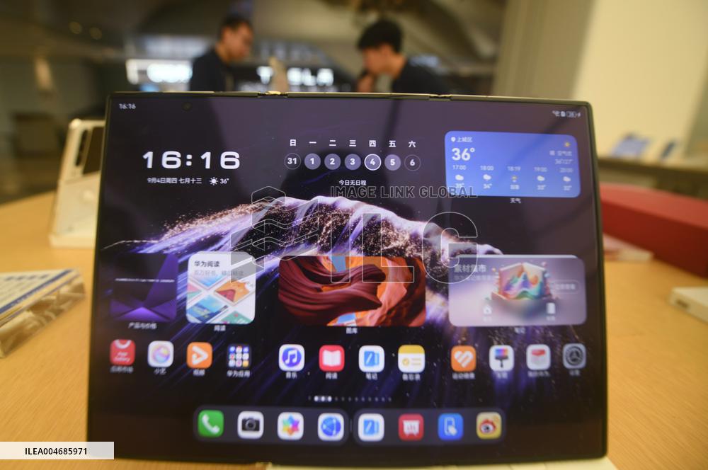 Huawei Mate XTs Triple Folding Smartphone
