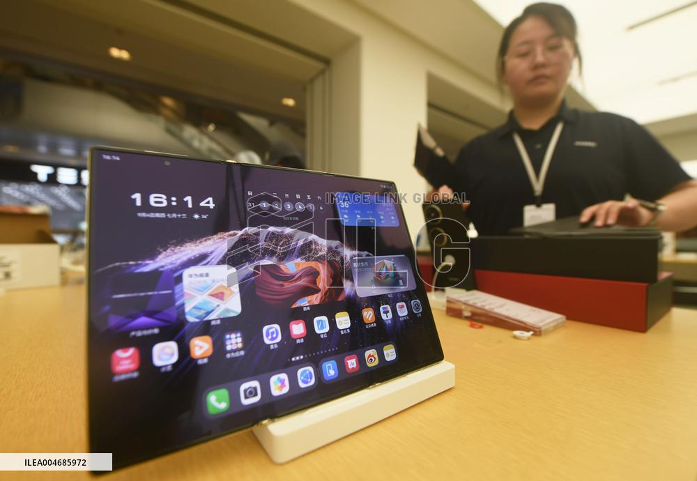 Huawei Mate XTs Triple Folding Smartphone