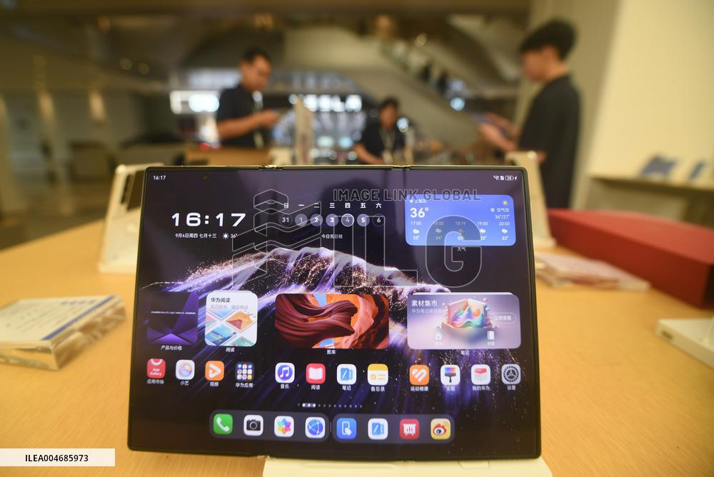 Huawei Mate XTs Triple Folding Smartphone