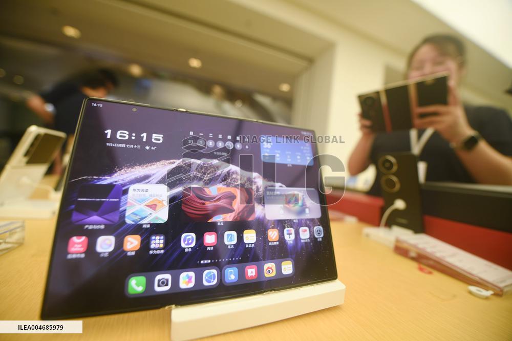 Huawei Mate XTs Triple Folding Smartphone