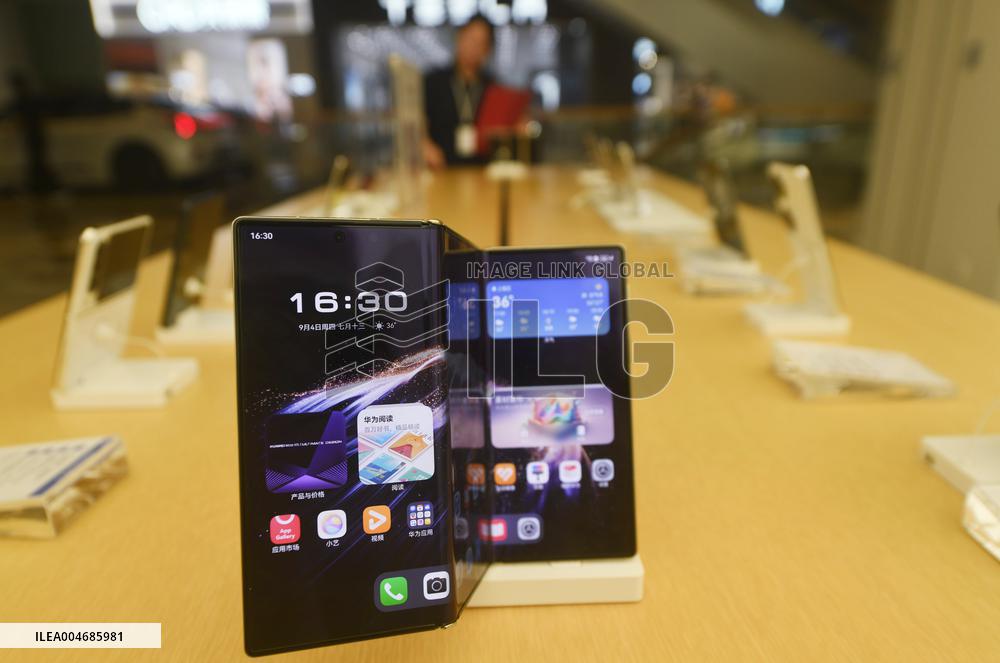 Huawei Mate XTs Triple Folding Smartphone