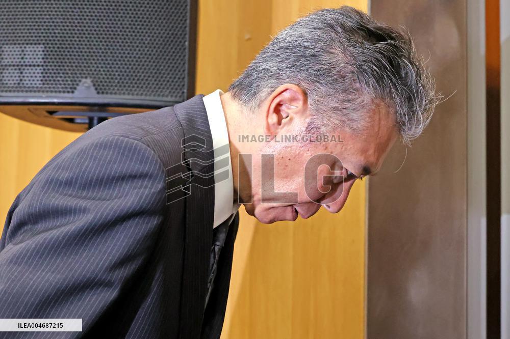 Suntory Holdings Chairman Takeshi Niinami Resigns, Holds Press Conference