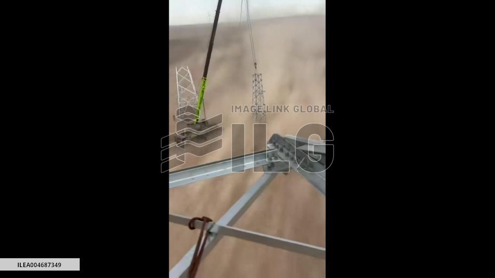 China: Power Grid Workers Engulfed by Sudden Sandstorm in Sichuan