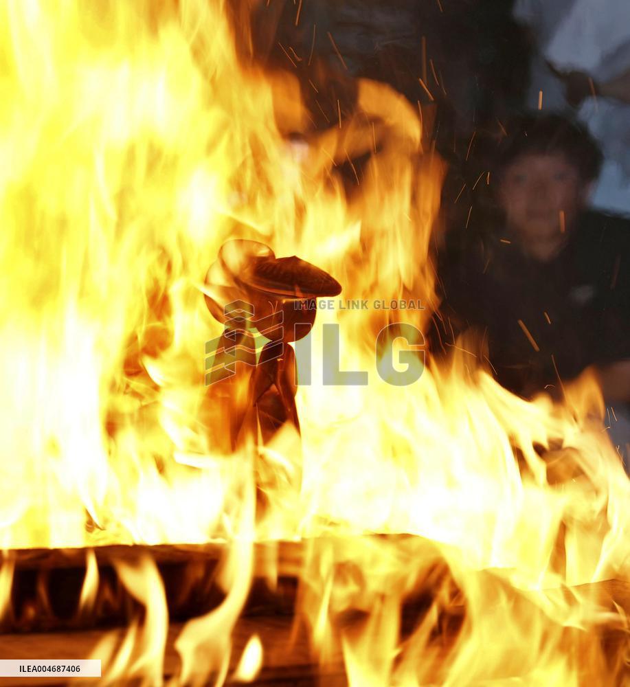 "Memorial service" for "kokeshi" dolls