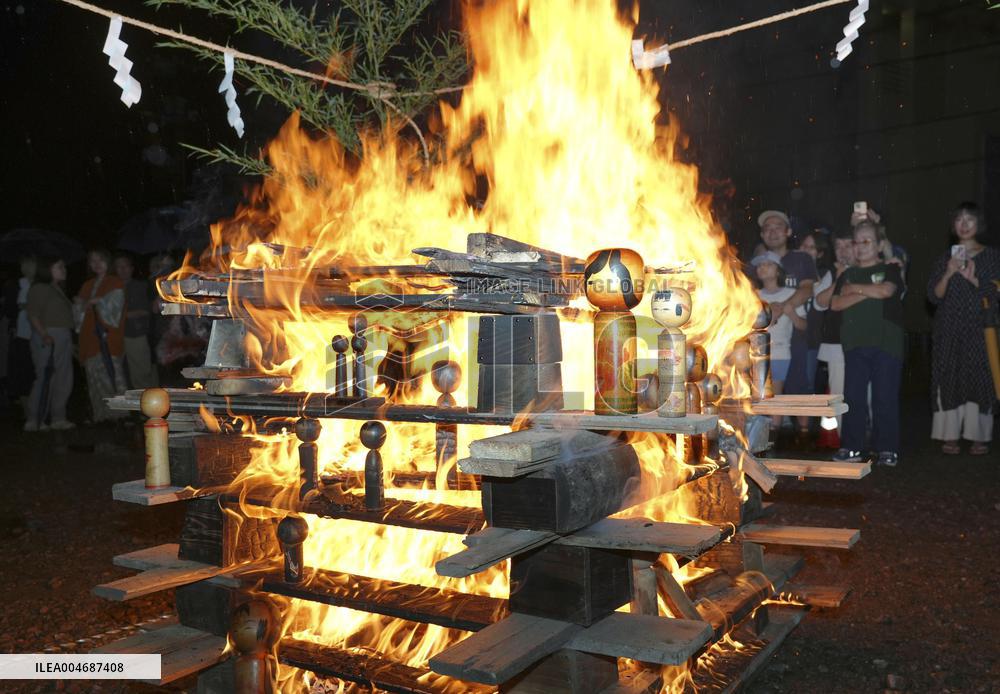 "Memorial service" for "kokeshi" dolls