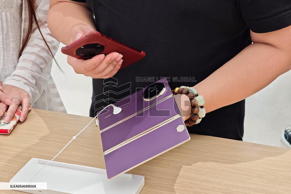 Huawei Mate XTs Smartphone