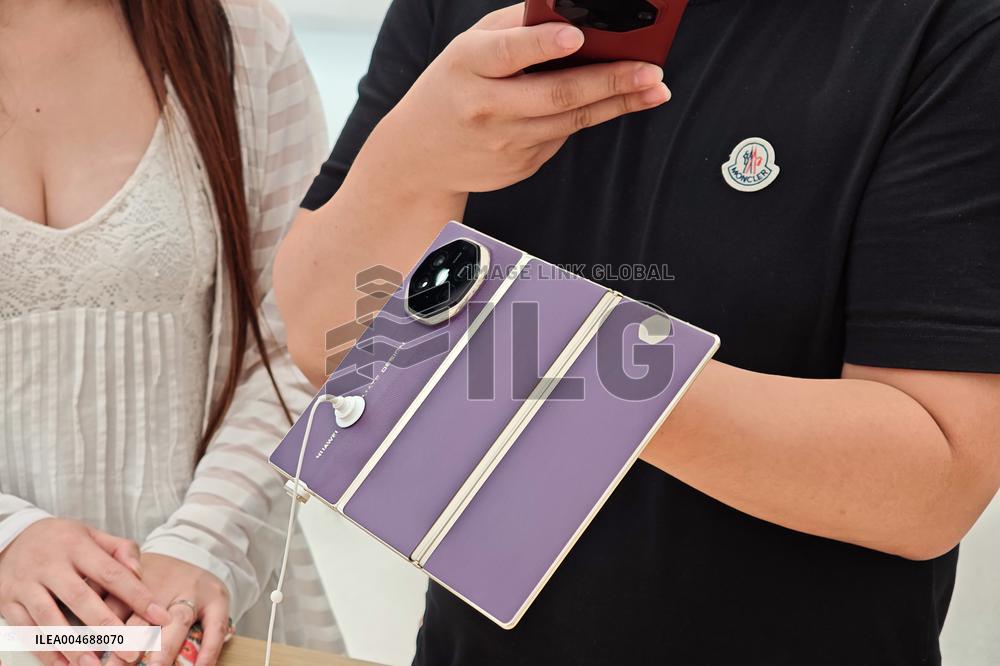 Huawei Mate XTs Smartphone