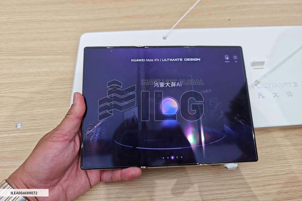 Huawei Mate XTs Smartphone