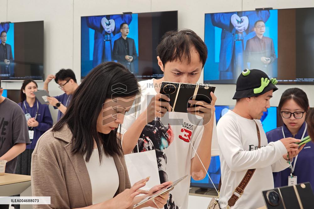 Huawei Mate XTs Smartphone