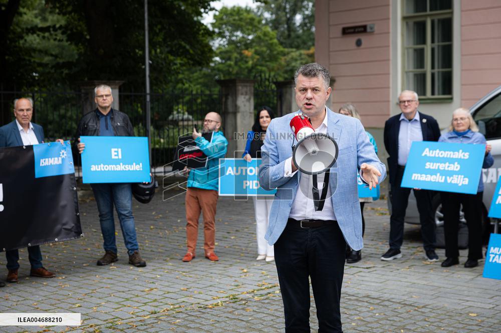 Protest against the vehicle tax