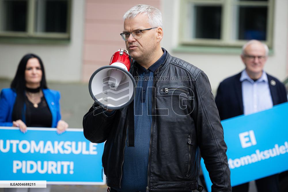 Protest against the vehicle tax