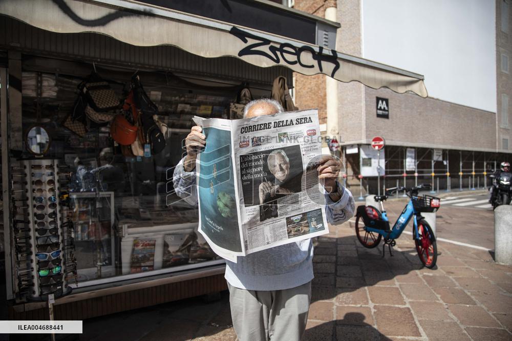 Newspapers Highlight Death Of Giorgio Armani In Milan - Italy